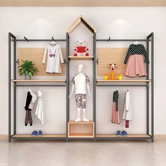 Kledingrekken met kinderkleding en decoraties in een Kids Brand Store opstelling.