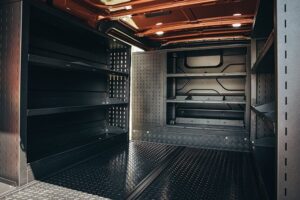 Stalen schappen en laden in een ingerichte bedrijfswagen